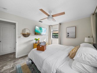 Lunar Bedroom: Smart TV & ceiling fan.