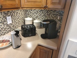 Kurig, toaster, can opener