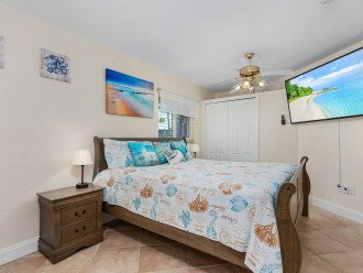 KING BED GUEST BEDROOM 1 (king bed, 65" smart TV, walk-in closet)***Garden view (Papayas, mangos, palm trees, hibiscus plants)***