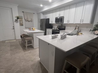 spacious kitchen w/island