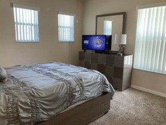 Bedroom 2- Queen size bed