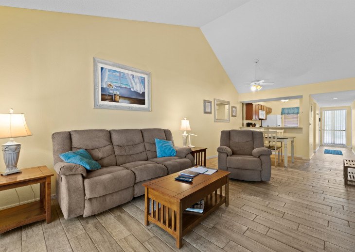 2/2 Vaulted Ceiling 10 Min to beach on golf course #1