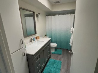 Full bath located between the twin and queen bedrooms