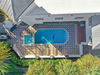Walk/Bike to Vanderbilt Beach! 5 Bedroom Mansion- with Heated Pool/Spa- #4
