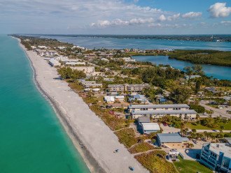 Manasota Key does not allow high rise development so it’s less crowded than some other parts of Florida and helps keep that old Florida charm. There are no traffic lights on the Key and just o
