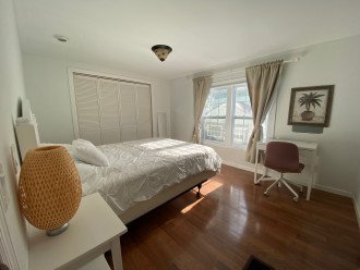 Main bedroom, queen bed 1
