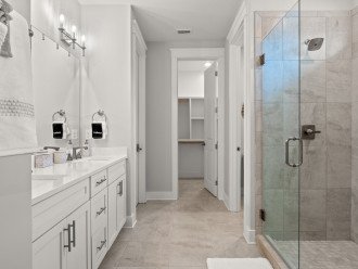 Large en suite Master Bath - Dual Sinks - Large Walk-In Closet & Linen Closet