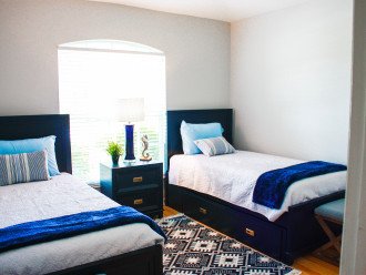 1st Bedroom, Twin beds