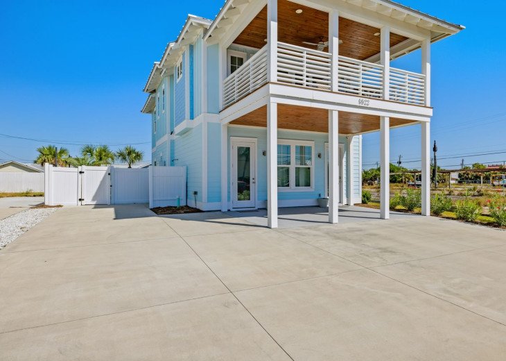 Private Home: 4 Bedrooms, 3.5 baths: sleeps 10 - across from the beach, a short walk to the sand.