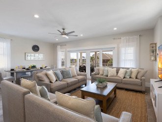 Large Spacious Living Room - plenty of space for everyone to relax & unwind.