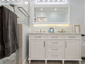 Private en suite bath - offers a shower