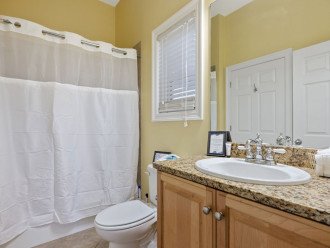 Main Level Bathroom - tub/shower combo