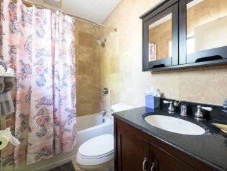 3 Bedroom 2 Bath Sanitized Charming Homew King Bed #1