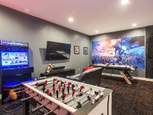 Modern & Fun- Game Room, Private Saltwater Pool/Spa, and Themed Bedrooms