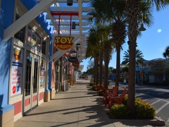 Stroll through Pier Park for shopping, dining and fun!