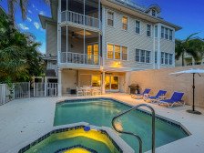 The Key Canal - Spacious Waterfront Home w / Rooftop Deck, Walk to Siesta