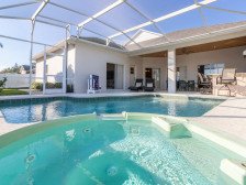Sunshine Villa - Luxury 5 Bed Oasis Min to Disney w/ Private POOL (with BAR)!