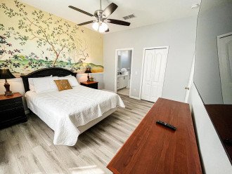 Master bedroom with King size bed and ensuite (ground floor)