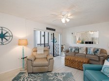 Cozy Top-Floor Stay on Siesta Key + Bikes: AVAILABLE STARTING IN APRIL!