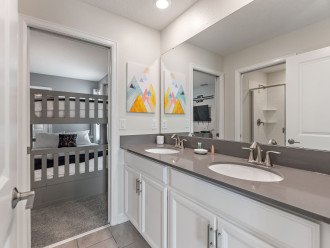 Shares en-suite ‘Jack and Jill’ style bathroom