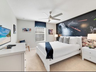 Bedroom with a Queen bed – Star Wars Snores!