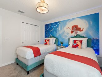 Mickey Suite - Twin beds with direct access to bathroom