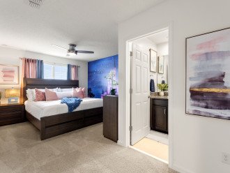 King Bed Cinderella Castle Suite – With shower over bath in private bathroom