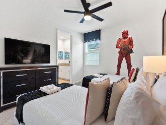 Cool 'Start Wars' themed twin bedroom
