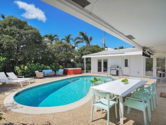 The Perfect Pool & Yard. BBQ, Dining, Seating, Lounging & solar-heated Pool