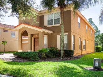 House of Suites two story spacious house with 6 bedrooms and 6 bathrooms. Plenty of space for a large family vacationing in Sunny Florida.