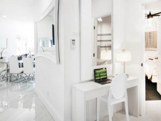 Entry Foyer with laptop workstation and free WiFi