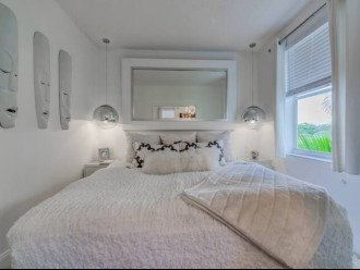 Bedroom with 1 King or 2 Twin Size Beds