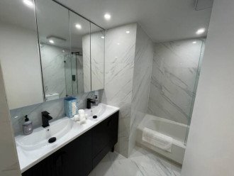 Bathroom Nr 1 with shower and bath tub combination and dual sinks.