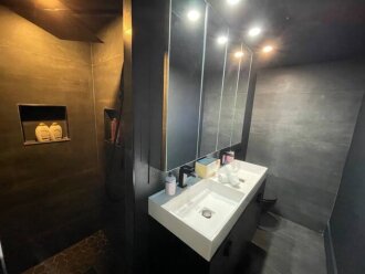 Bathroom Nr 2 with stand-alone shower and dual sinks.