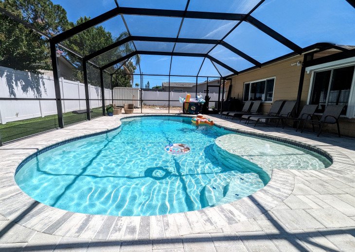 Seminole Sunshine - 3 Bedroom / 2 Bath Pool Home