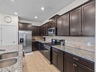 Spacious Modern Kitchen w/Granite Countertops and Stainless Steel Appliances