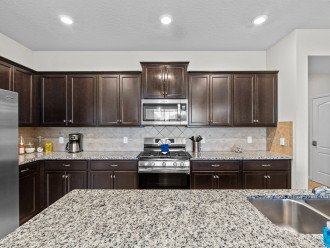 Spacious Modern Kitchen w/Granite Countertops and Stainless Steel Appliances