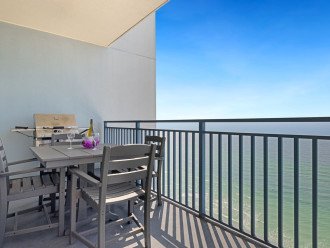 This gulf front unit offers stunning views & a large balcony that has plenty of space for everyone, you will especially love the electric grill on the balcony. Morning coffee or evening cocktails, the view from this balcony does not disappoint.