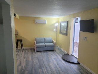 Spectacular Studio Apartment Available - Convenient to beaches and downtown #1