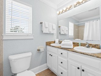 Upper Level Bathroom with Tub/Shower Combo