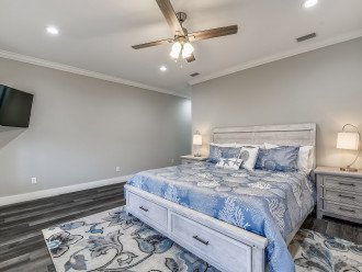 Master Bedroom with King Size Bed (Upstairs)
