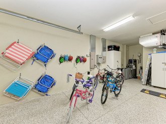 Additional beach amenities include 6 beach chairs; also included are 6 bikes (4 adult and 2 kids') with helmets (air pump provided)