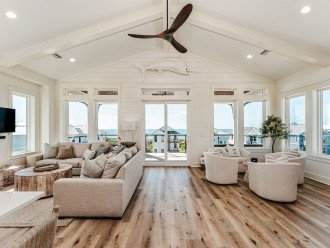 Living Space Overlooking The Gulf