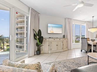 Living Area with Gulf Views and Flat Screen TV