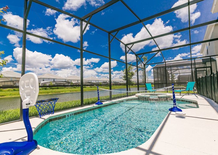 A pool where you can enjoy both sports and relaxation, with opportunities for basketball and volleyball games.