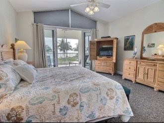 Oceanfront townhouse with 26` boat and Captain available to rent! 405 Mariners #6