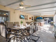 Close to the Beach and Pier, Pet Friendly Paradise with Hot Tub - Casa Flamingo
