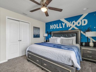 King size Hollywood themed room with ensuite bathroom