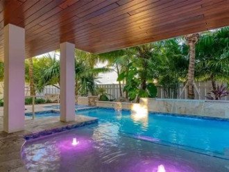 Luxurious Getaway/Walk to Beach/Heated Pool/Roof top Deck #9