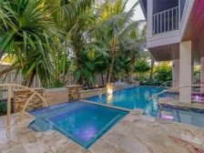 Luxurious Getaway/Walk to Beach/Heated Pool/Roof top Deck